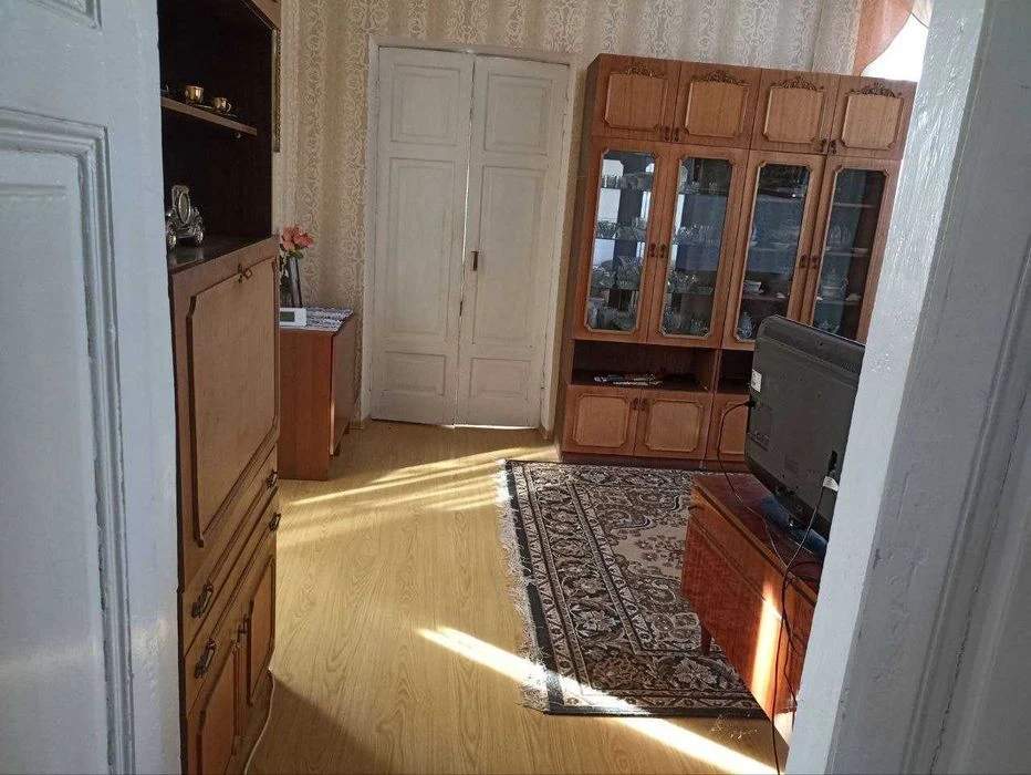 Продажа дома с двухэтажным гаражом недалеко от центра.