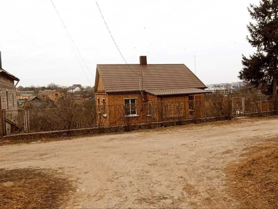 Продажа дома с двухэтажным гаражом недалеко от центра.