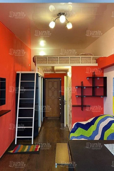 FO S4 Selling a two-level apartment on Sparrow Hills with a