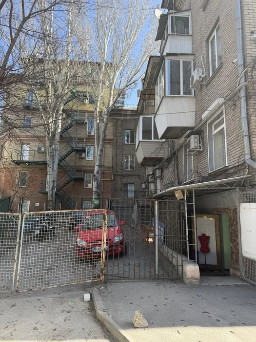 Продаж повнометражноі квартири у центрі міста