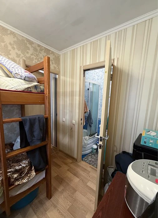 Продам 2 комнатную квартиру гостинного типа метро Индустриал
