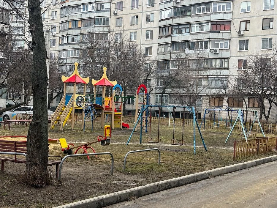 Продам 2 комнатную квартиру гостинного типа метро Индустриал
