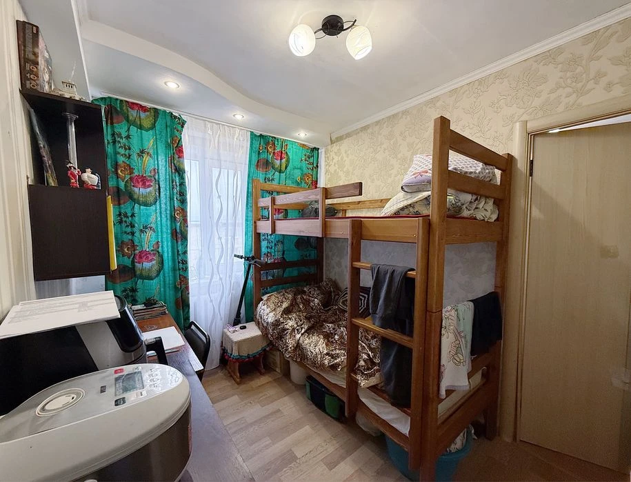 Продам 2 комнатную квартиру гостинного типа метро Индустриал