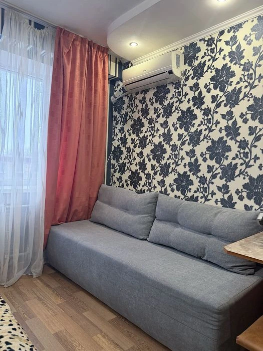 Продам 2 комнатную квартиру гостинного типа метро Индустриал