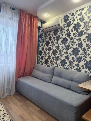 Продам 2 комнатную квартиру гостинного типа метро Индустриал