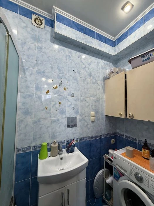 Продам 2 комнатную квартиру гостинного типа метро Индустриал