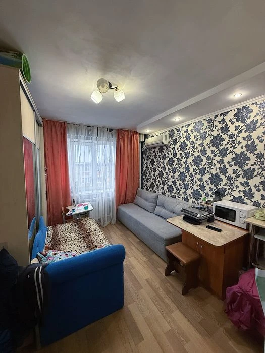Продам 2 комнатную квартиру гостинного типа метро Индустриал