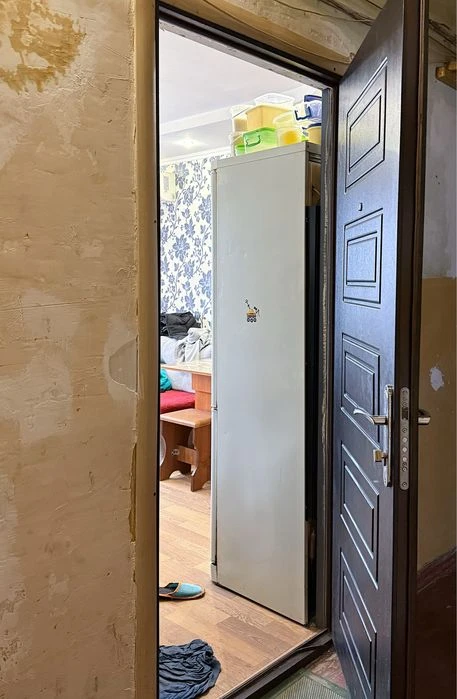 Продам 2 комнатную квартиру гостинного типа метро Индустриал