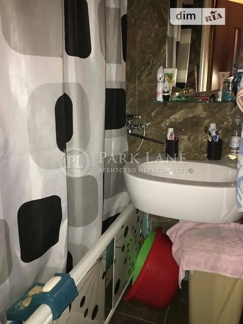 Sale of 3-room apartment 56 sq. m. on Naberezhno-Khreshchatytska Street 35