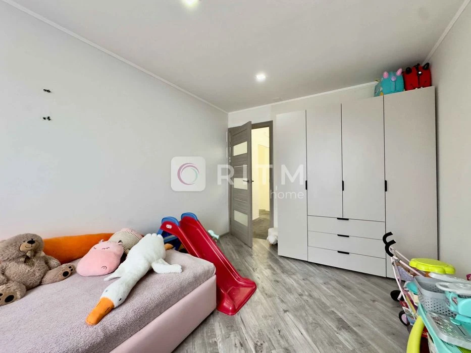 For sale 3-room apartment with renovation on Stryyska Street
