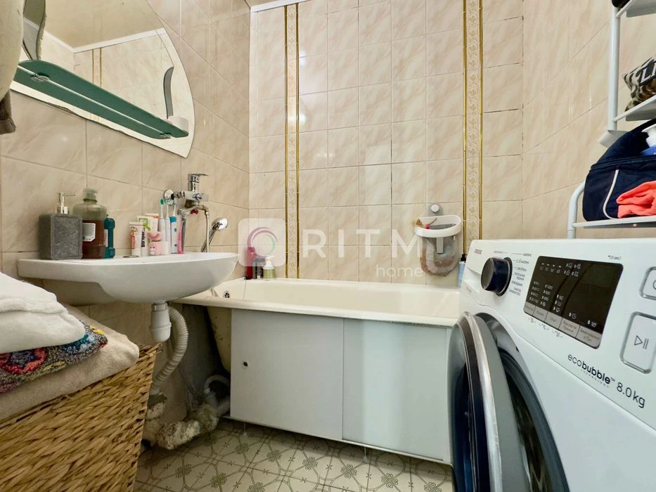 For sale 3-room apartment with renovation on Stryyska Street
