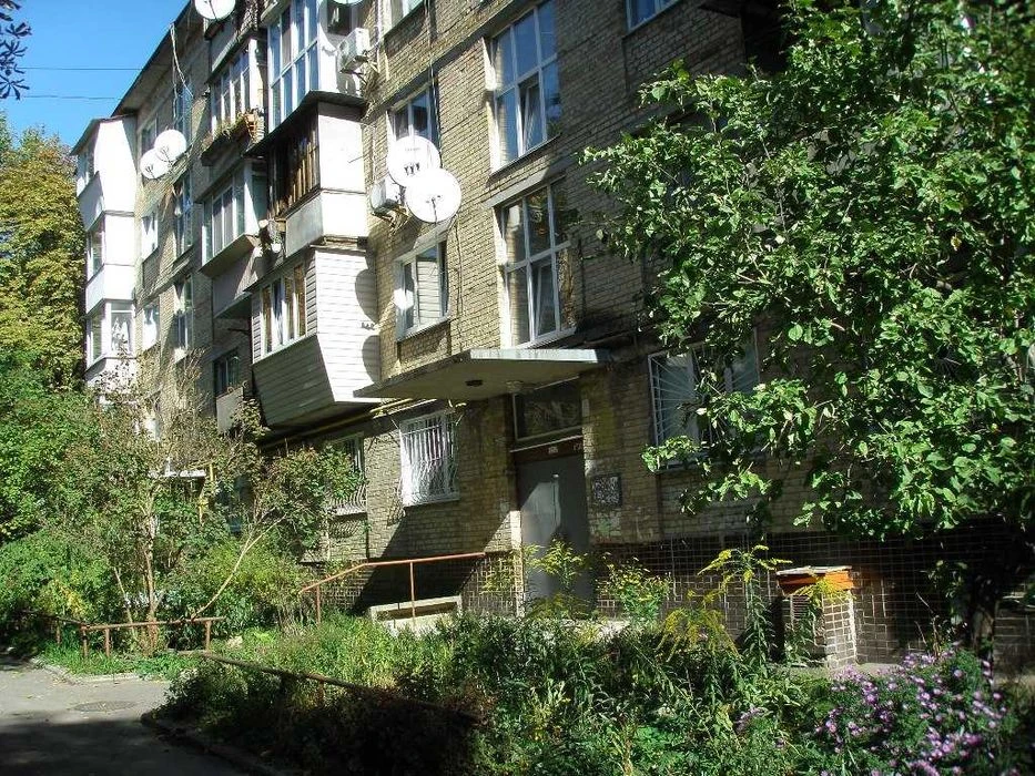 2-room apartment at 18 Boychuk (Kikvidze) Street, Zviryn metro station