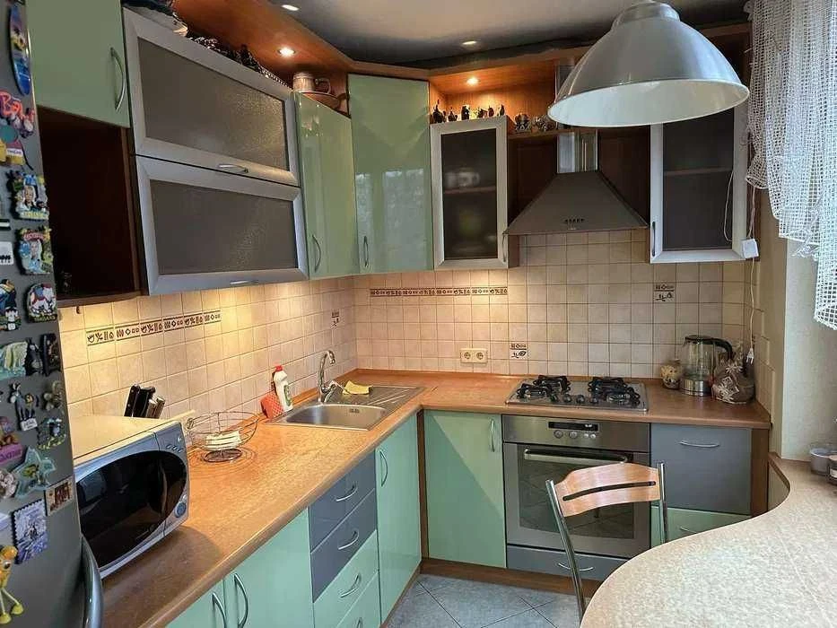 I am selling a 3-room apartment, Pozdovzhnaya St. 1a, 3/9-ti, 69m2,