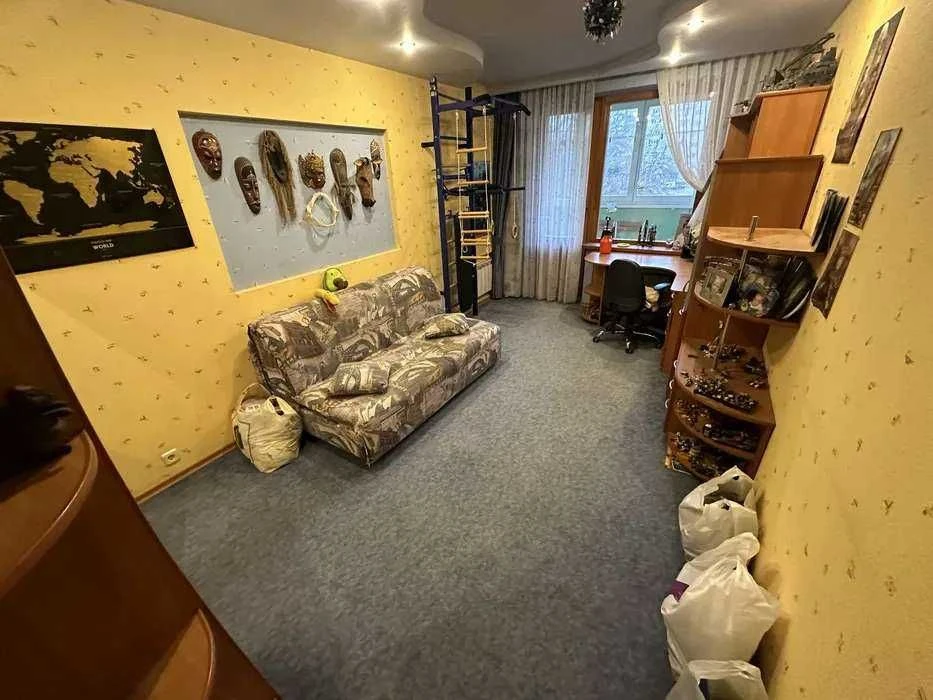 I am selling a 3-room apartment, Pozdovzhnaya St. 1a, 3/9-ti, 69m2,