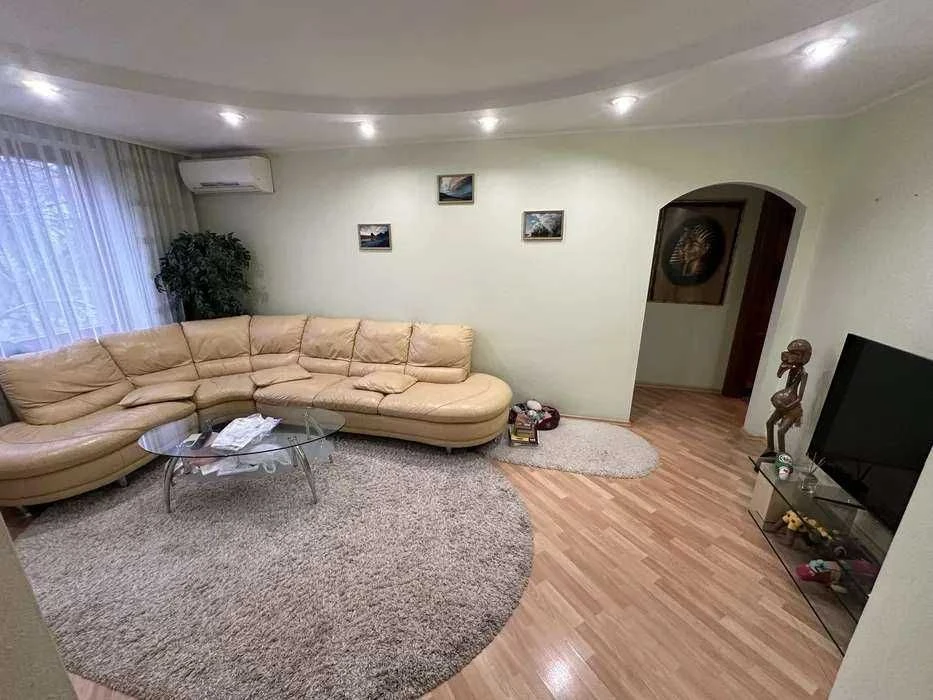 I am selling a 3-room apartment, Pozdovzhnaya St. 1a, 3/9-ti, 69m2,