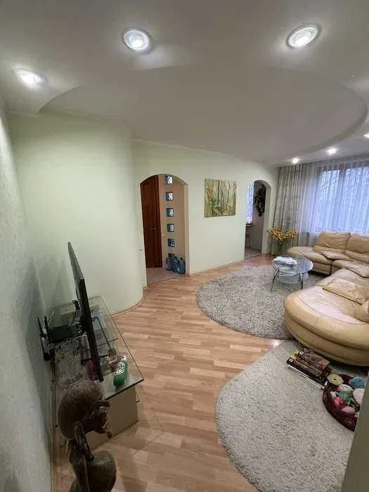 I am selling a 3-room apartment, Pozdovzhnaya St. 1a, 3/9-ti, 69m2,