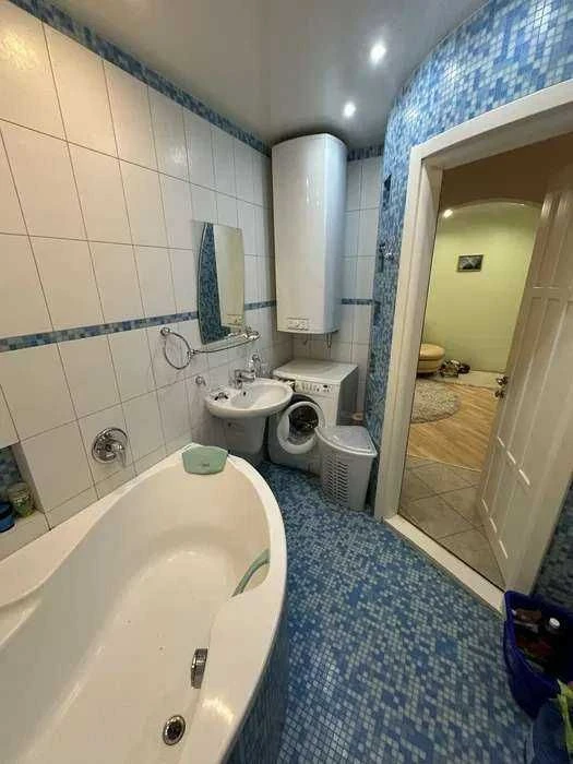 I am selling a 3-room apartment, Pozdovzhnaya St. 1a, 3/9-ti, 69m2,