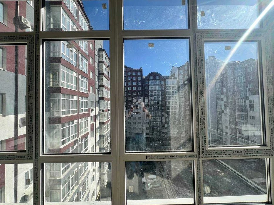 Продається здана, простора 2-кімнатна квартира з кухнею-студ