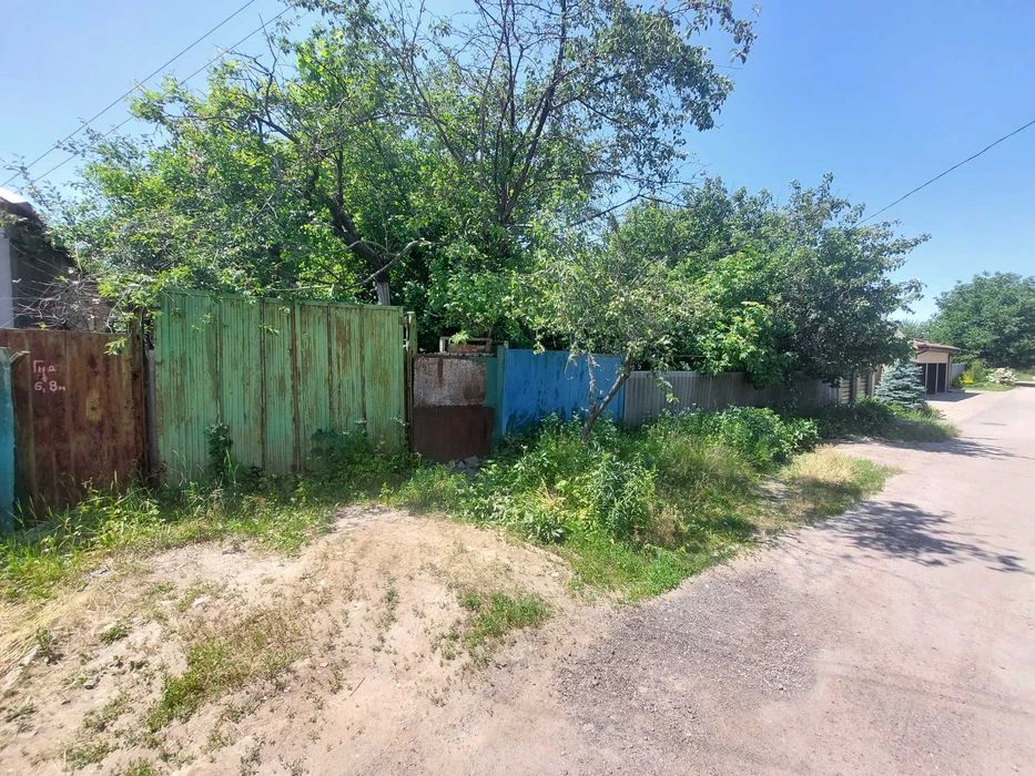 Продам участок на 7.7 сотки, с домом 49 кв. м. и гаражом.