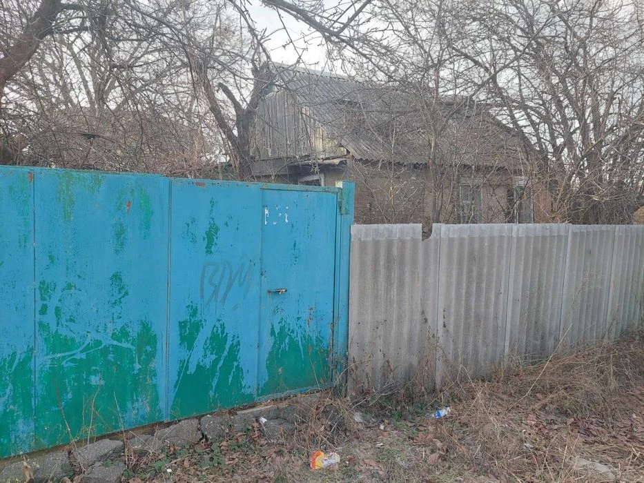 Продам участок на 7.7 сотки, с домом 49 кв. м. и гаражом.