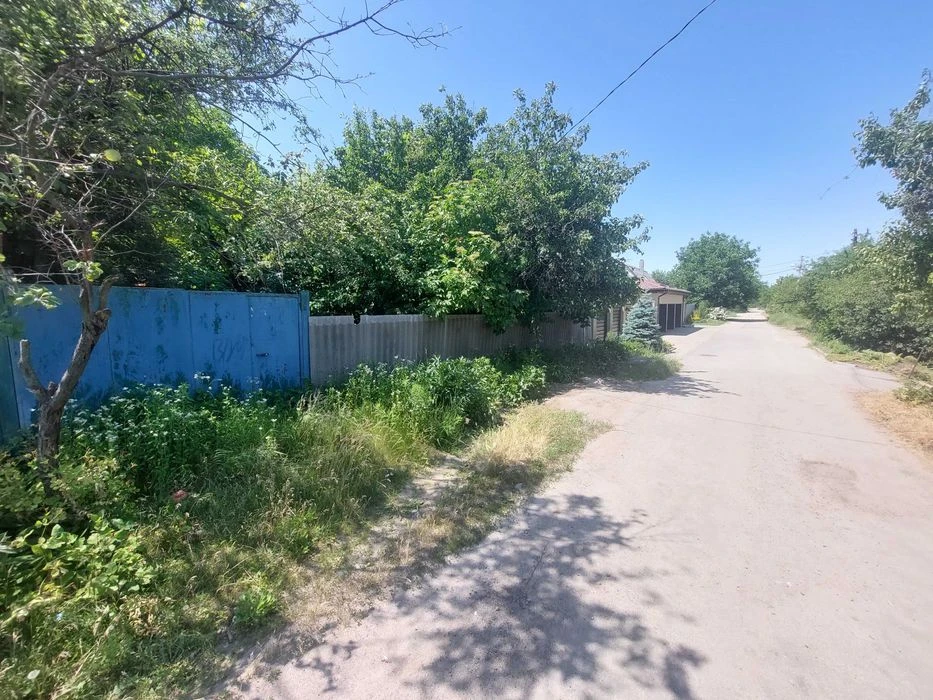 Продам участок на 7.7 сотки, с домом 49 кв. м. и гаражом.