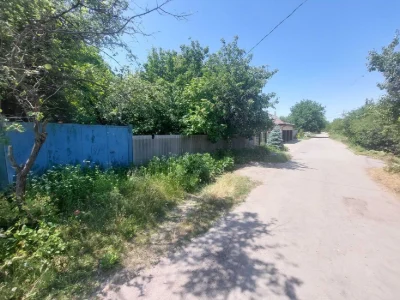 Продам участок на 7.7 сотки, с домом 49 кв. м. и гаражом.