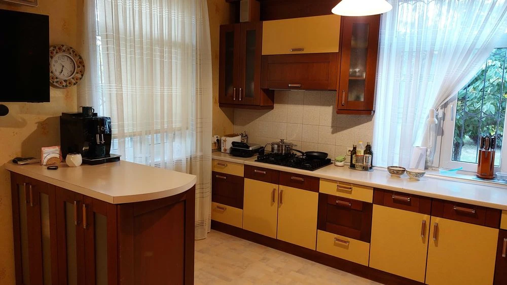 Продам свій будинок  в районі Основа .