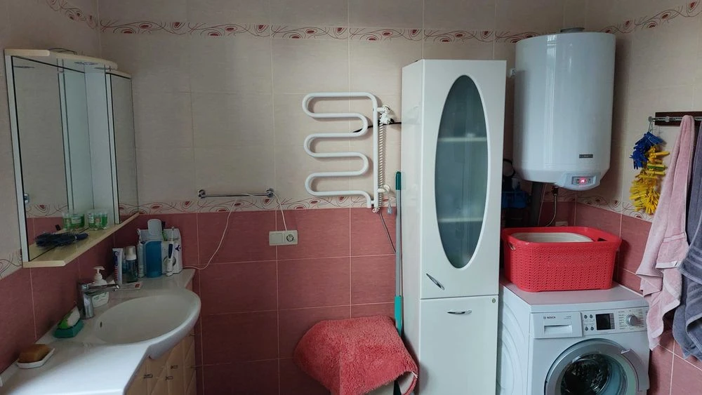 Продам свій будинок  в районі Основа .