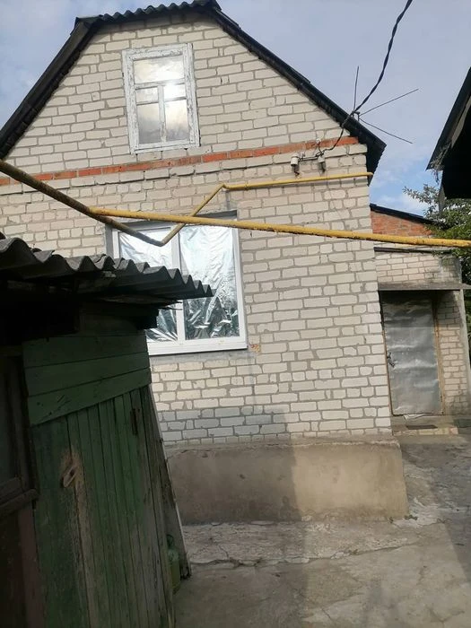 Продам дом и 1/2 дома в одном дворе