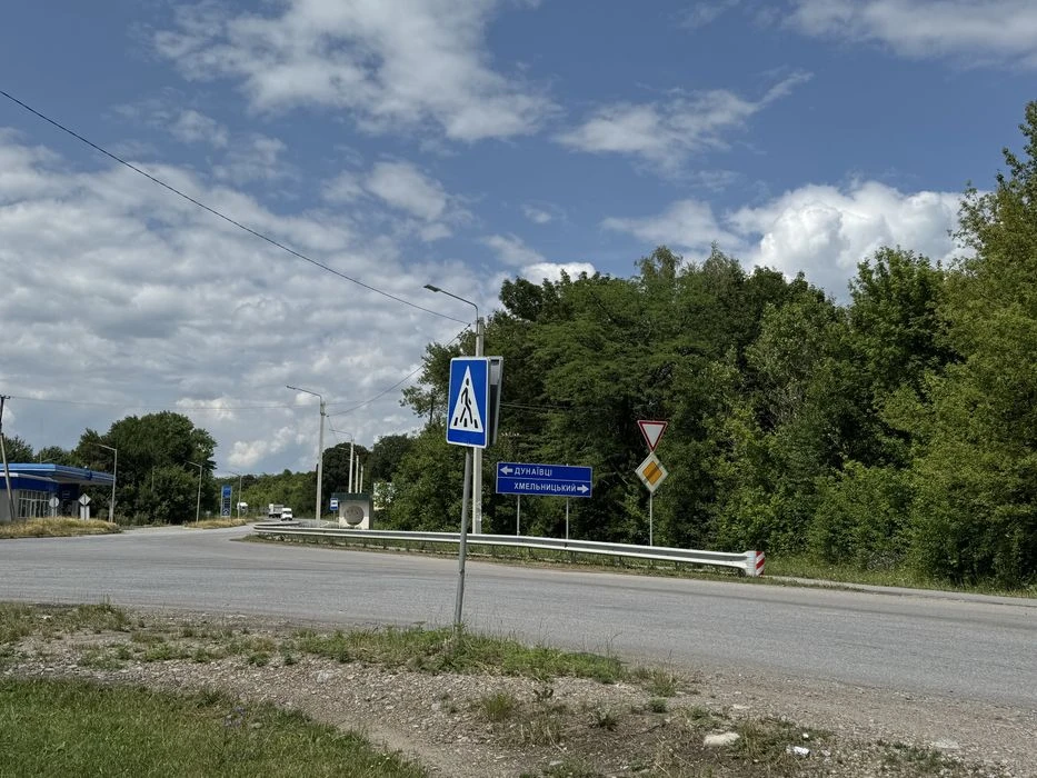 Фасад чудова земельна ділянка комерційного призначення