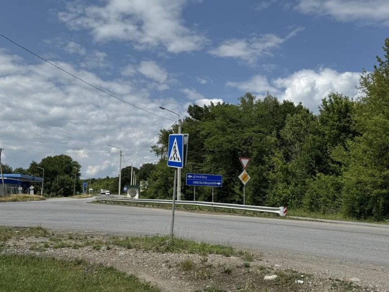 Фасад чудова земельна ділянка комерційного призначення