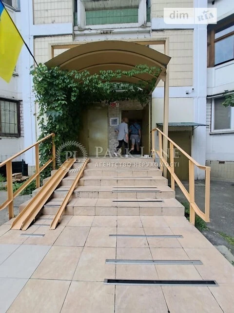 For sale 2-room apartment 61 sq. m. on Vyshnyakivska Street 7A • ID 347