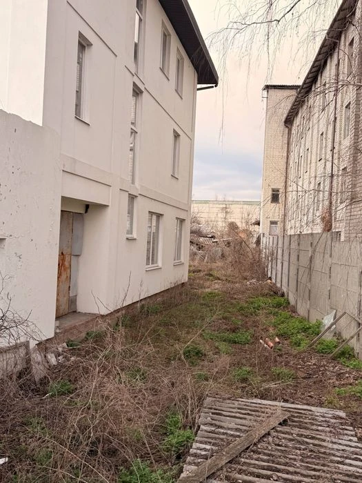 Продам большой дом с незавершенным ремонтом, 3 этажа, Холодн