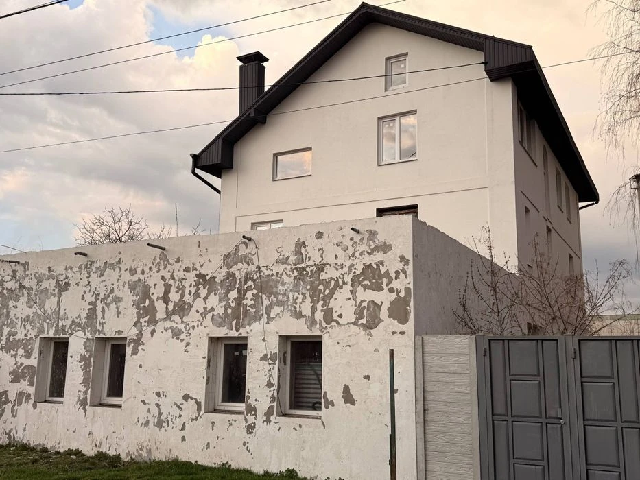 Продам большой дом с незавершенным ремонтом, 3 этажа, Холодн