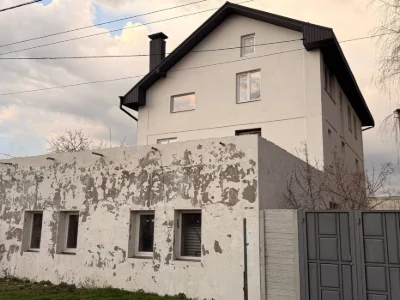 Продам большой дом с незавершенным ремонтом, 3 этажа, Холодн
