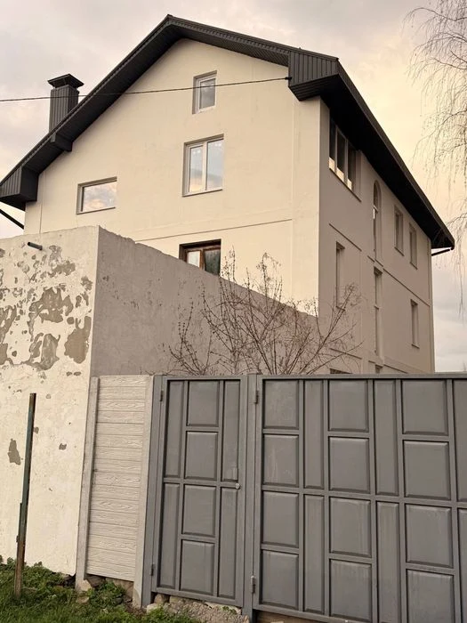 Продам большой дом с незавершенным ремонтом, 3 этажа, Холодн