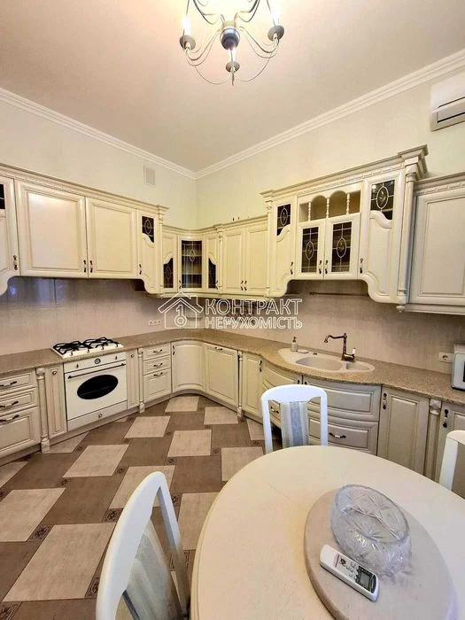 Продам будинок котедж 307 м2, з бомбосховищем, м. Студентськ