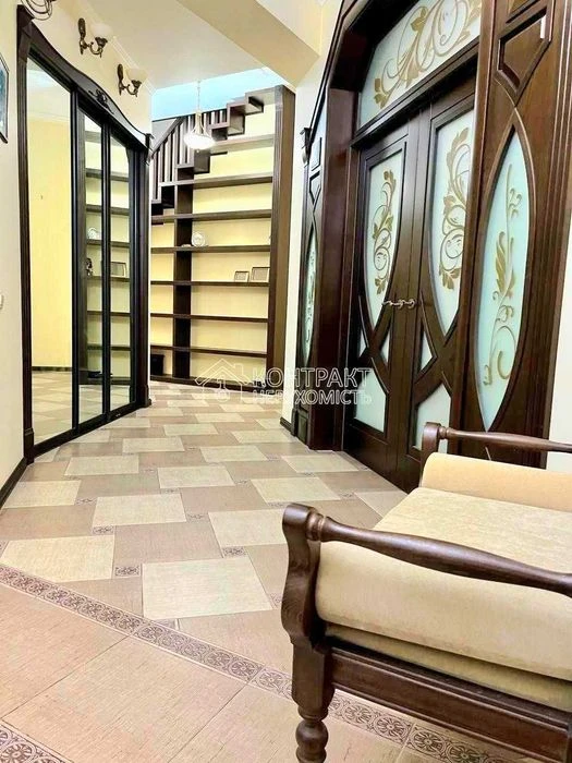 Продам будинок котедж 307 м2, з бомбосховищем, м. Студентськ