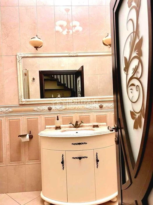 Продам будинок котедж 307 м2, з бомбосховищем, м. Студентськ
