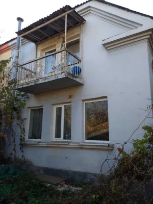 Продам реальную 1/2 часть свободного 2-хэтажного дома