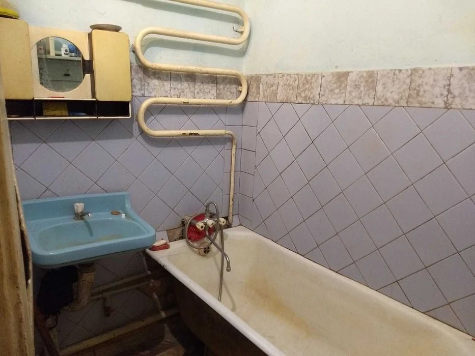 Продам реальную 1/2 часть свободного 2-хэтажного дома