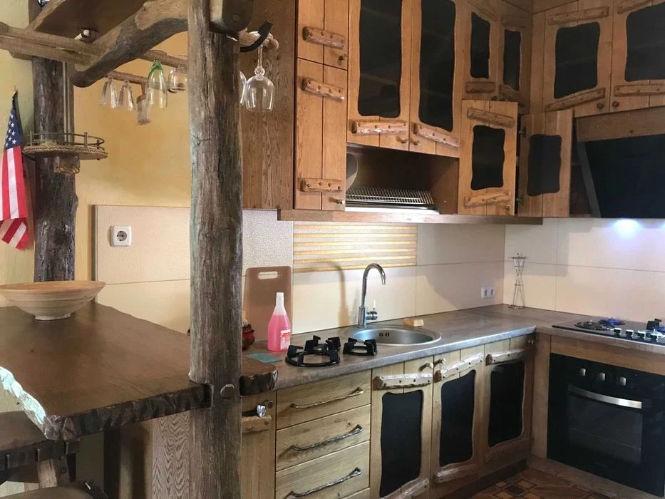 Продам ДОМ . ст.МЕТРО Защитников Украины. 80 м.кв.