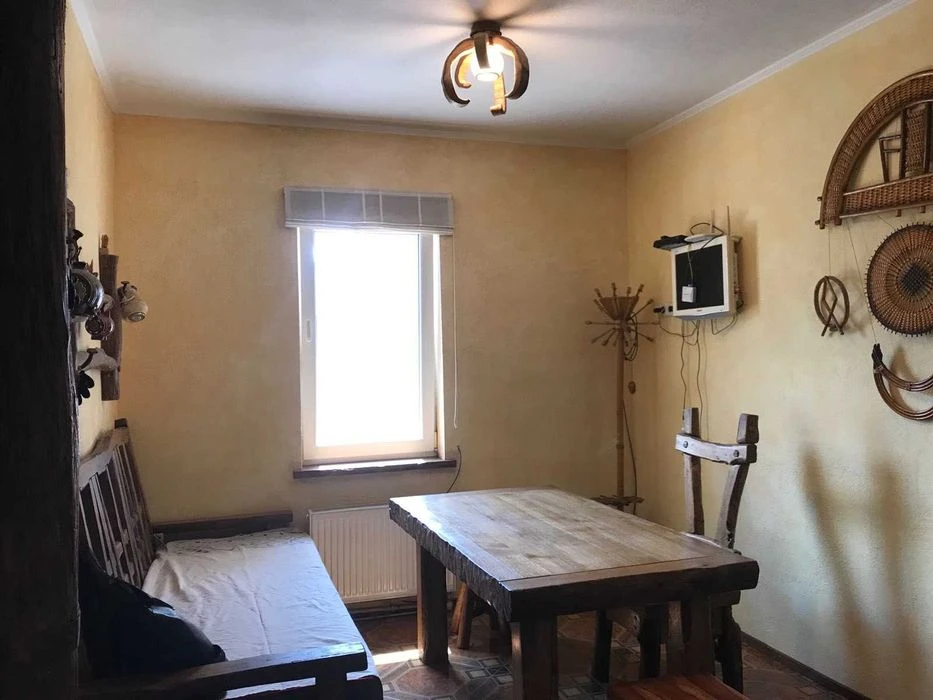 Продам ДОМ . ст.МЕТРО Защитников Украины. 80 м.кв.