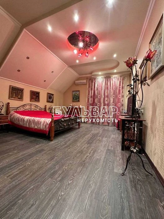 Продам ДОМ 2-х этаж. -  275 м2, Центр, м. Ярослава Мудрого,