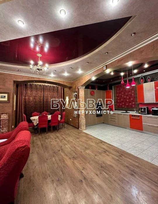 Продам ДОМ 2-х этаж. -  275 м2, Центр, м. Ярослава Мудрого,