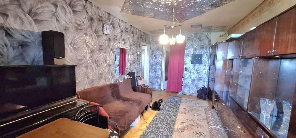 I am selling a 3-room apartment.