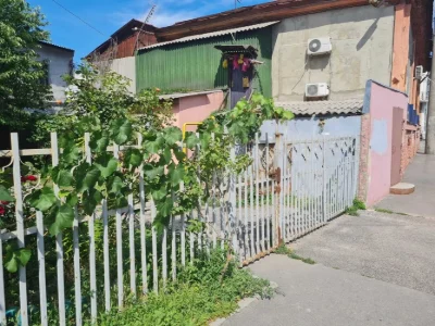 Продам гараж площадью 24 м2  находится во дворе жилого дома