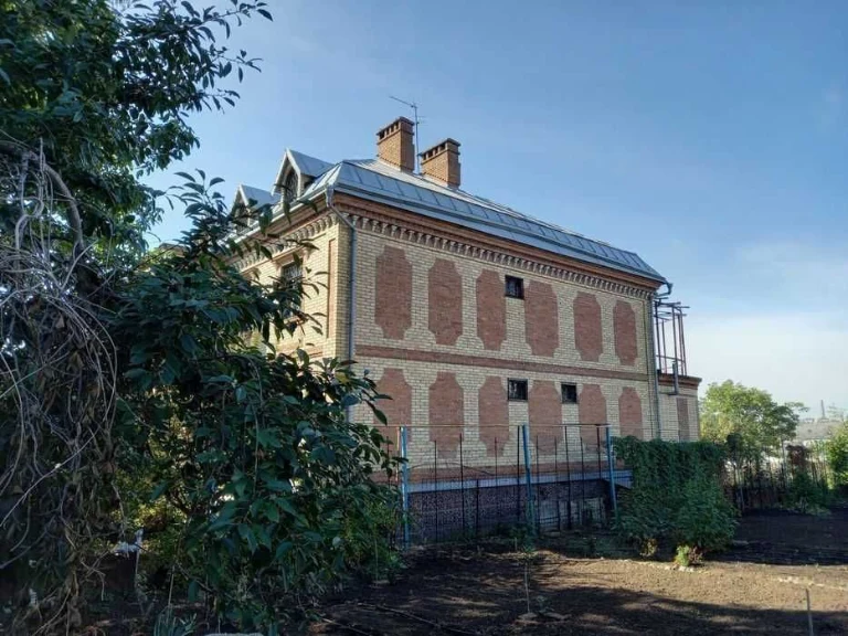 House with a plot of 10.7 acres, with a garage and a basement