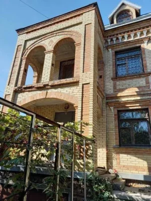 House with a plot of 10.7 acres, with a garage and a basement