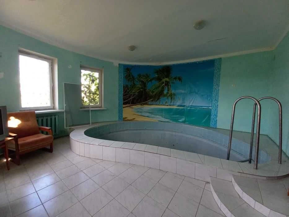 House with a plot of 10.7 acres, with a garage and a basement